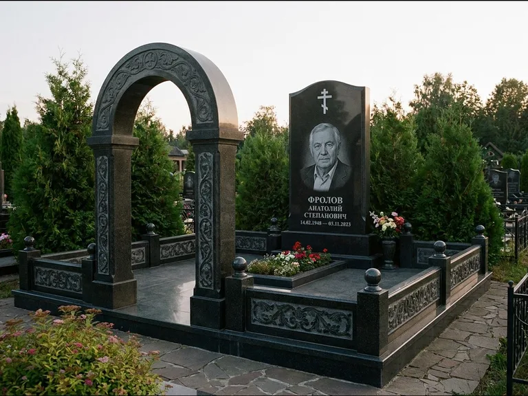 Памятник из чёрного гранита — высокая стела с процветшим крестом с православным восьмиконечным крестом, работа «Панкратов» в Ярославле