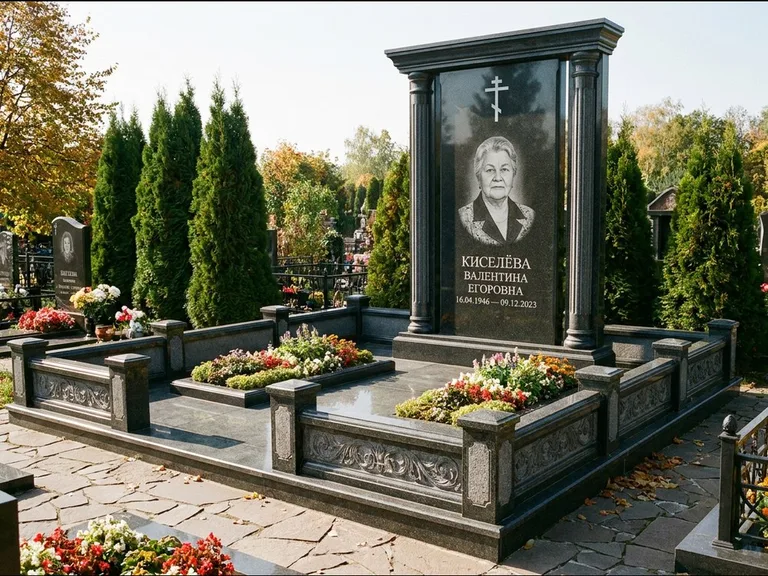 Памятник из чёрного гранита — стела с кельтским крестом с латинским крестом, работа «Ерофеева» в Ярославле