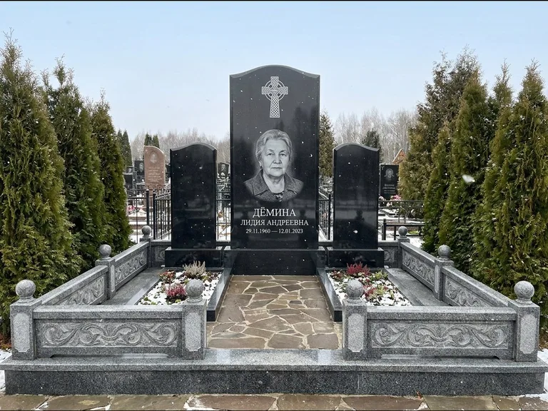 Памятник из чёрного гранита — стела с крестом и ветвью с кельтским крестом, работа «Лаврентьева» в Ярославле
