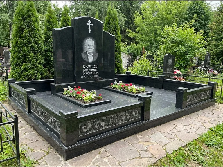Памятник из чёрного гранита — двойная семейная стела с крестом на Голгофе, работа «Тихонов» в Ярославле