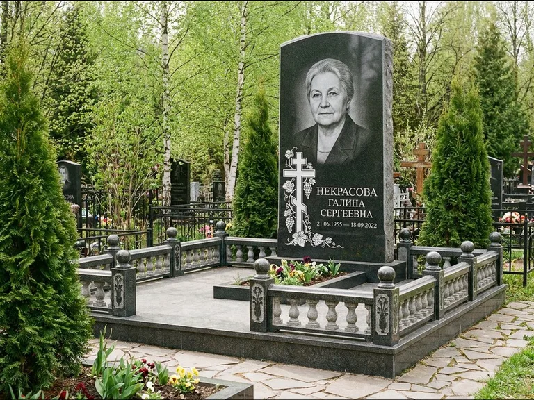 Памятник из чёрного гранита — стела с крестом и книгой с крестом с распятием, работа «Савельева» в Ярославле