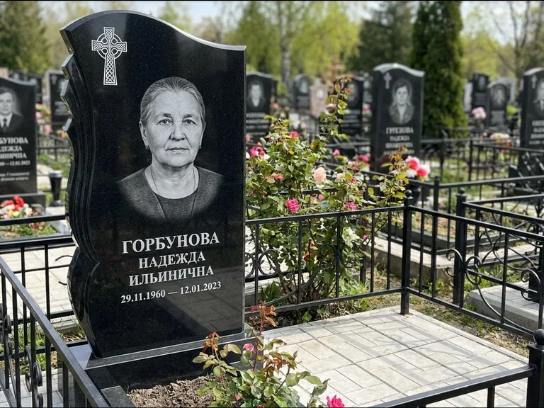 Памятник из чёрного гранита — высокий обелиск с кельтским крестом, работа «Одинцова» в Ярославле