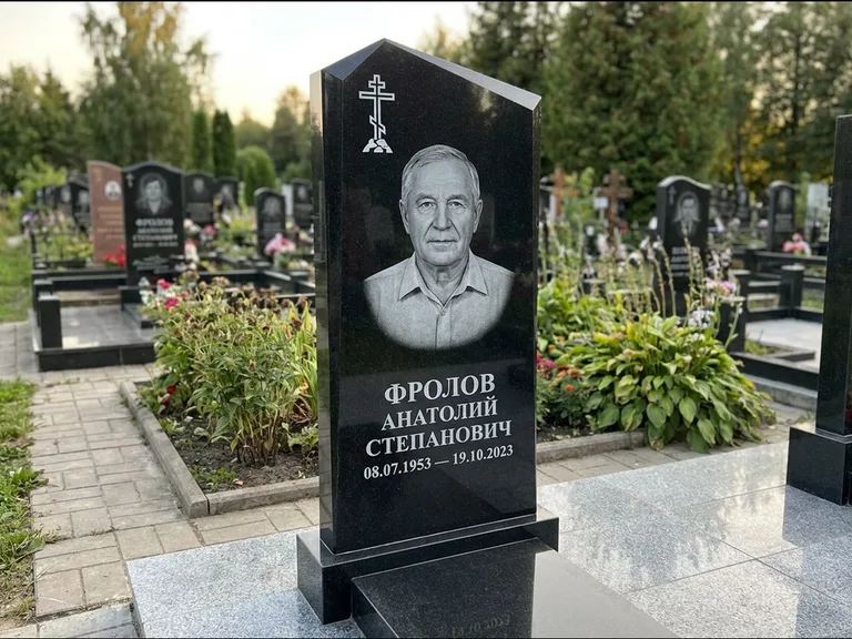 Памятник из чёрного гранита — стела со столиком и скамьёй с крестом на Голгофе, работа «Верещагин» в Ярославле