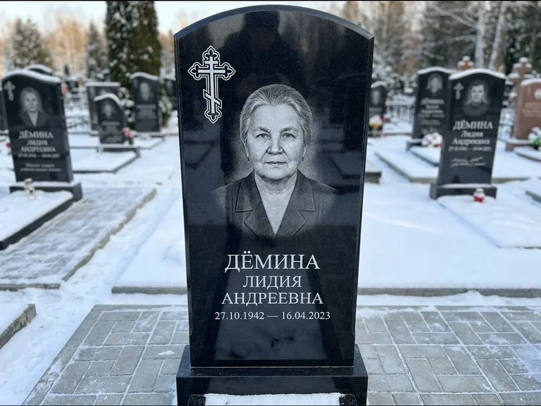 Памятник из чёрного гранита — стела домиком с крестом в лучах, работа «Селезнёва» в Ярославле