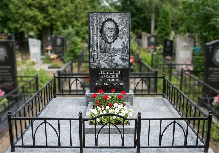 Памятник с гравировкой берёзовой рощи, портретом и надписью в Ярославле