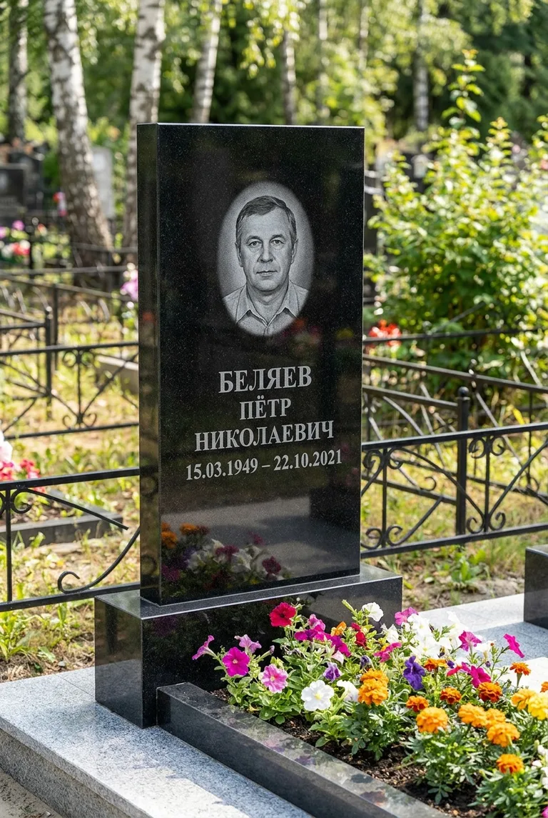 Вертикальный чёрный гранитный памятник под ключ с цветником в Ярославле