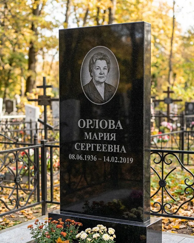 Вертикальный серый гранитный памятник под ключ, осень в Ярославле