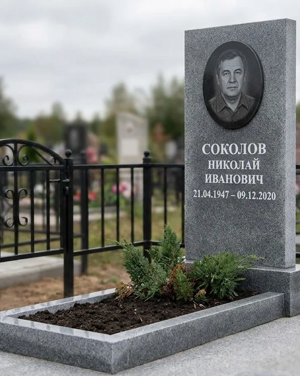 Чёрный памятник под ключ на гранитном цоколе в Ярославле