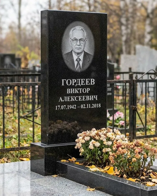 Памятник под ключ с гранитным цоколем и плиткой в Ярославле