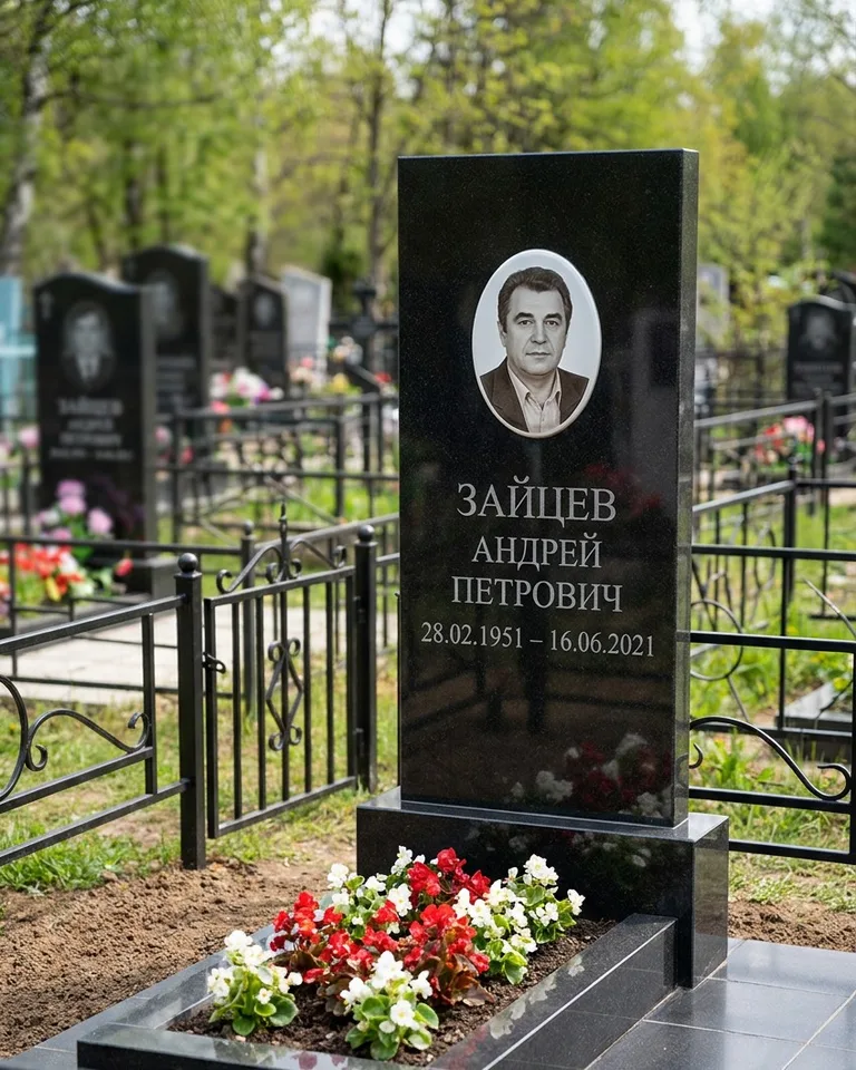 Памятник под ключ с гранитной вазой и цветами в Ярославле