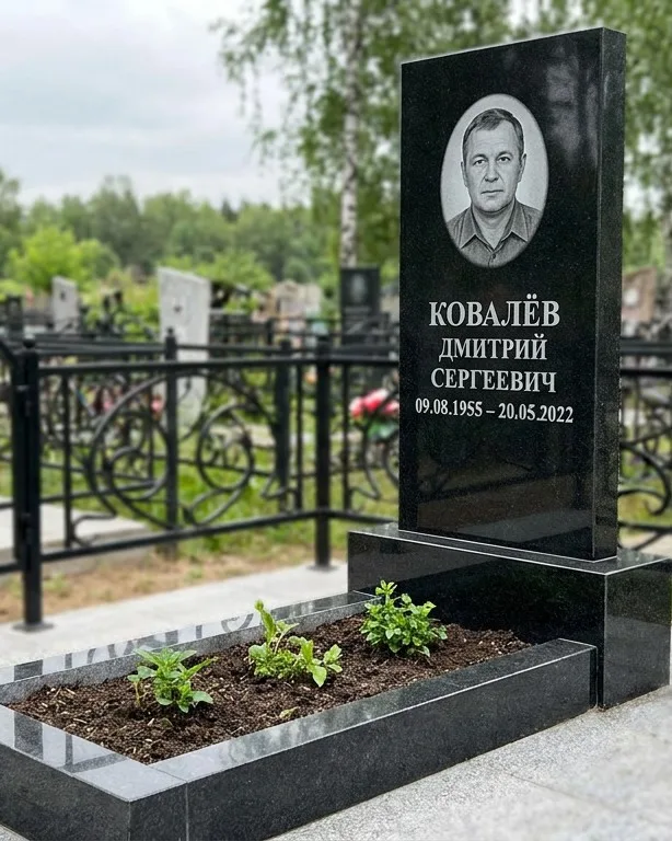 Горизонтальный серый памятник под ключ, осень в Ярославле
