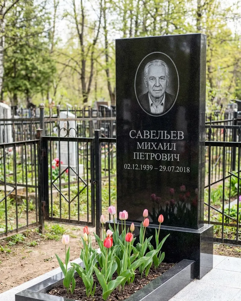 Горизонтальный памятник под ключ на гранитном основании в Ярославле