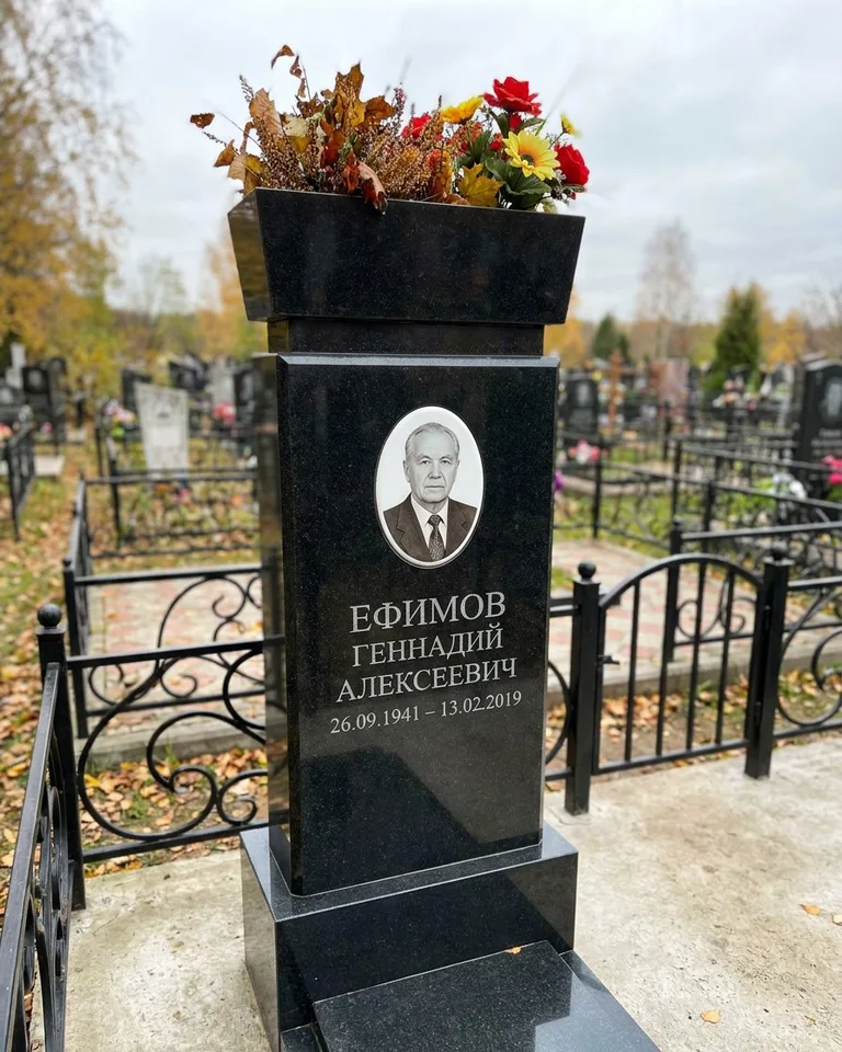 Двойной семейный памятник под ключ с портретами в Ярославле