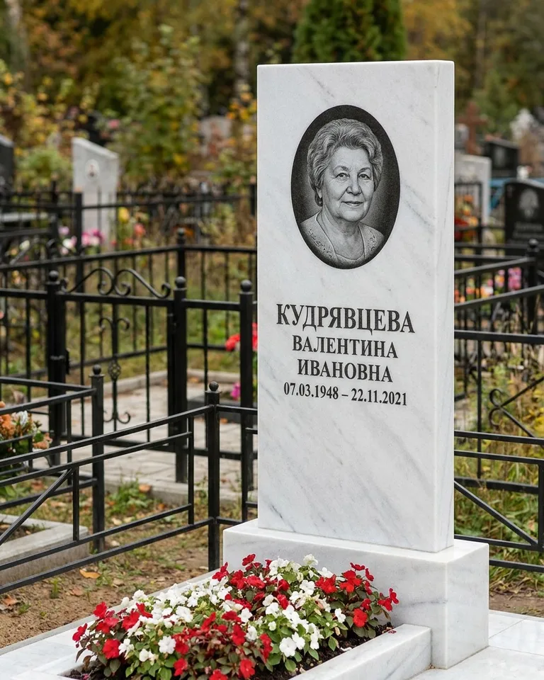 Двойной памятник под ключ с цоколем и плиткой в Ярославле