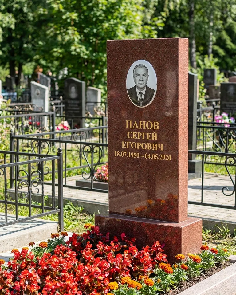 Двойной серый памятник под ключ с вазой в Ярославле