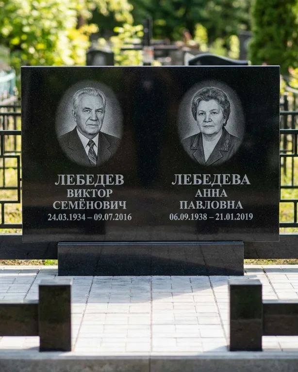 Памятник под ключ из красного гранита в Ярославле