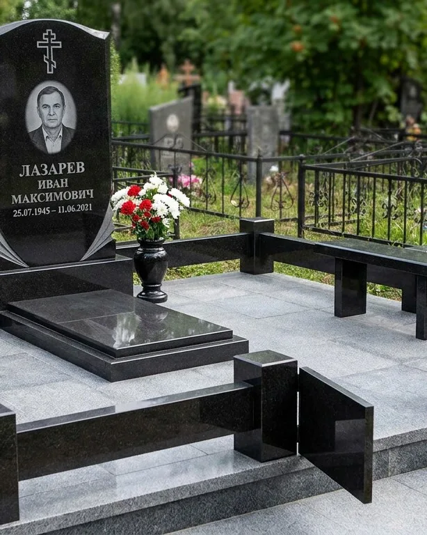 Памятник под ключ зимой с венком в Ярославле