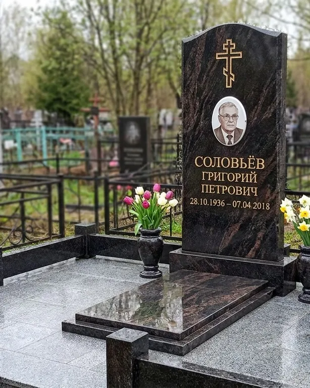 Памятник под ключ с гранитным цоколем и вазой, осень в Ярославле