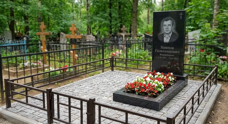 Памятник под ключ с цветником и благоустройством в Ярославле