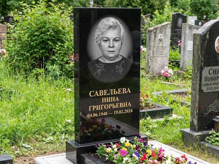 Портрет на памятнике в Ярославле — Паспортное фото восстановили и награвировали на чёрной стеле