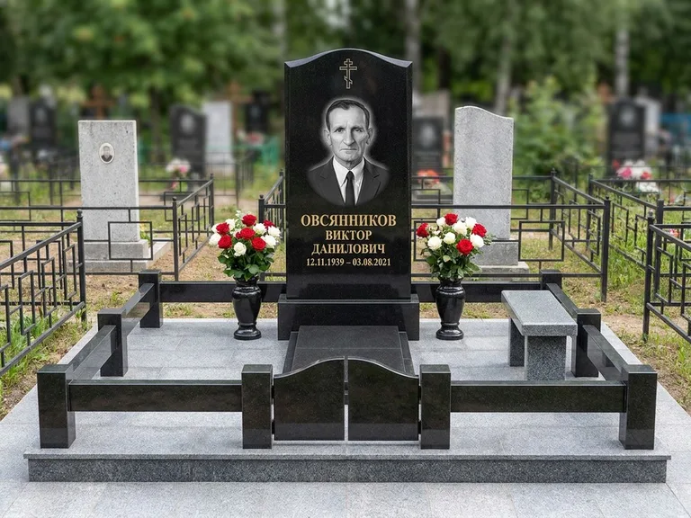Портрет на памятнике в Ярославле — Старый снимок → гравировка на премиум-комплексе с плиткой и оградой
