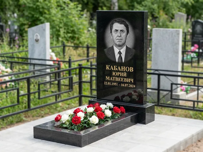 Портрет на памятнике в Ярославле — Старый снимок → гравировка на вертикальной стеле