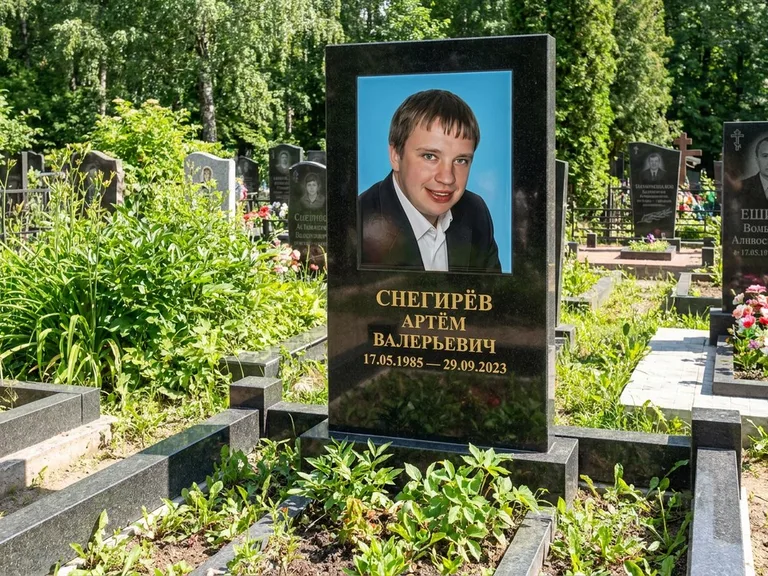 Портрет на памятнике в Ярославле — Цветное фото → прямоугольная фотокерамика на чёрном граните