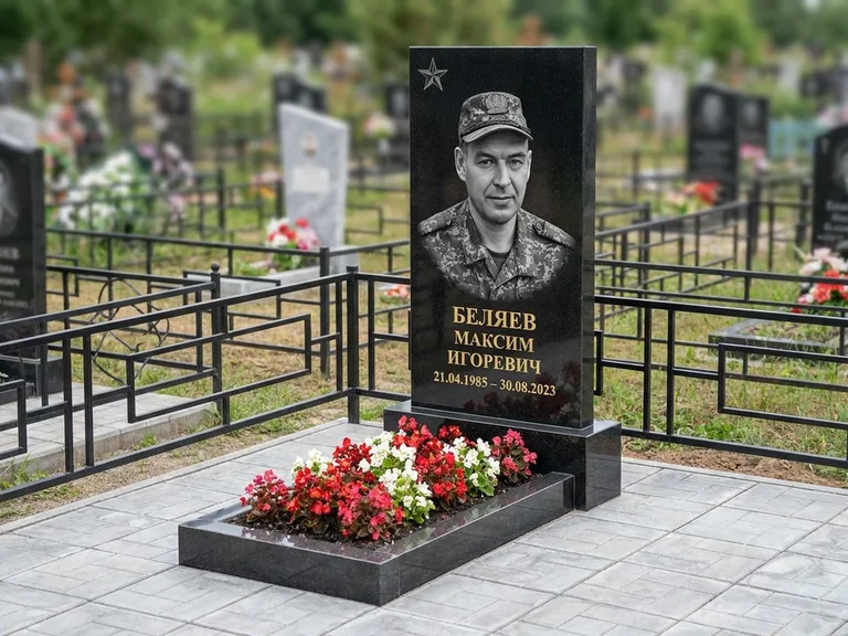 Портрет на памятнике в Ярославле — Военное фото → цветная фотокерамика, гравированная звезда