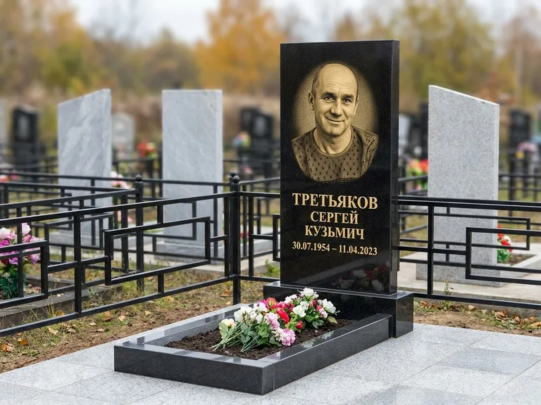 Портрет на памятнике в Ярославле — Восстановленный портрет → гравировка на вертикальной стеле