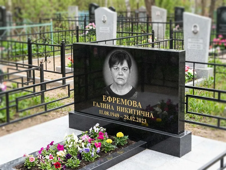 Портрет на памятнике в Ярославле — Ч/б портрет → гравировка на горизонтальном памятнике