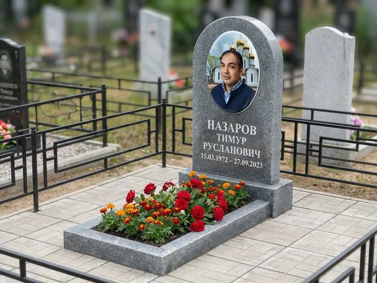 Портрет на памятнике в Ярославле — Цветной портрет → фотокерамика-овал на сером граните, буквы белые