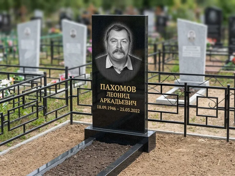 Портрет на памятнике в Ярославле — Маленькое фото → гравировка на простом бюджетном памятнике