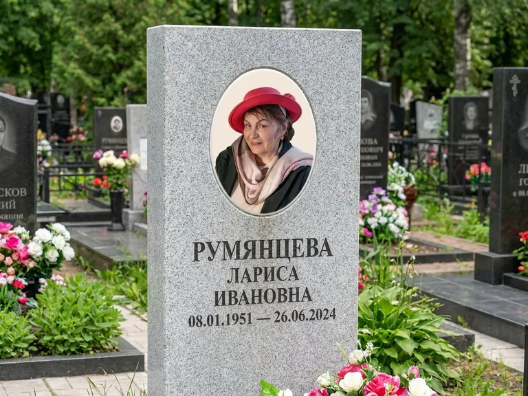 Портрет на памятнике в Ярославле — Цветной портрет → овальная фотокерамика на светлом камне