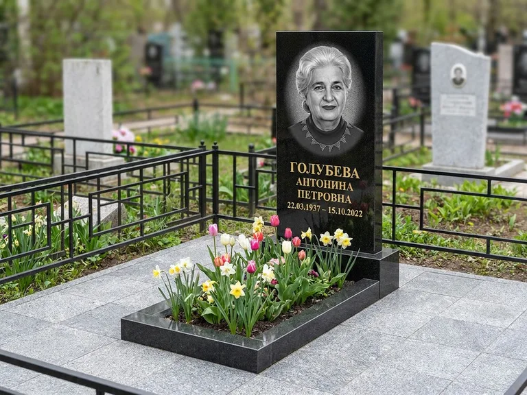 Портрет на памятнике в Ярославле — Выцветший скан восстановили и награвировали на стеле