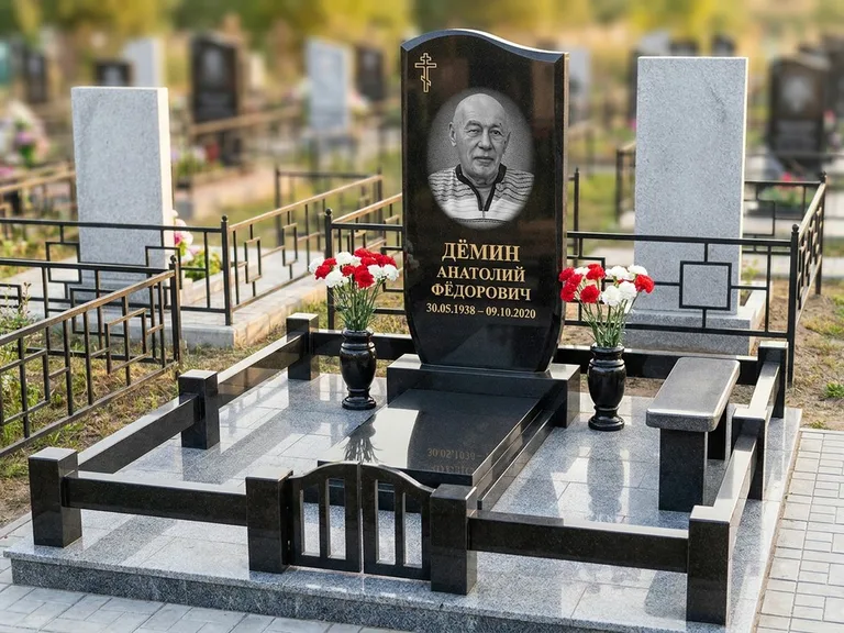 Портрет на памятнике в Ярославле — Реставрация → гравировка на премиум-комплексе