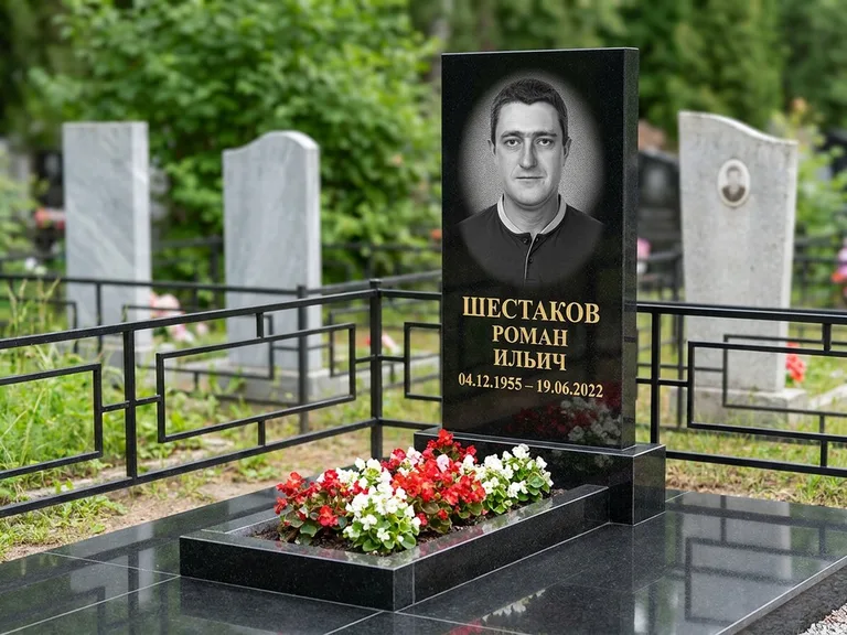 Портрет на памятнике в Ярославле — Ч/б портрет → гравировка на стеле