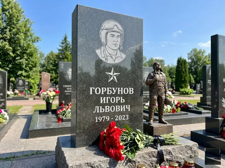 Гранитная фигура лётчика на памятнике военному со звездой в Ярославле
