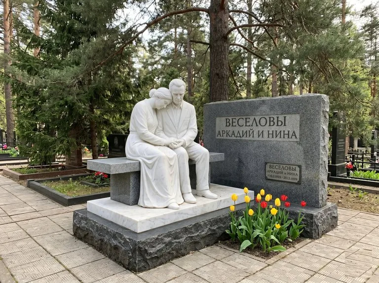 Мраморная скорбящая пара на эксклюзивном мемориале в Ярославле