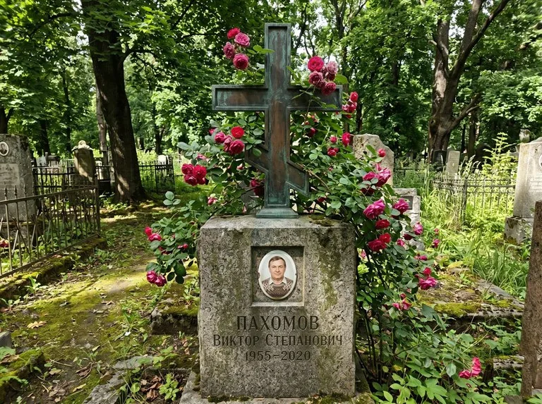 Бронзовый крест с розами на гранитной плите в Ярославле