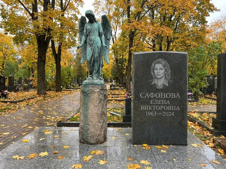 Бронзовый ангел на колонне рядом с памятником в Ярославле