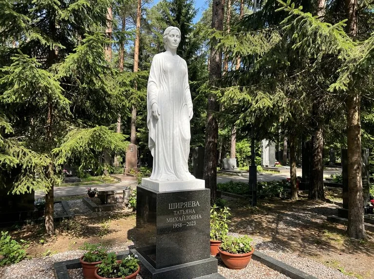 Ростовая женская фигура с портретным сходством на мемориале в Ярославле