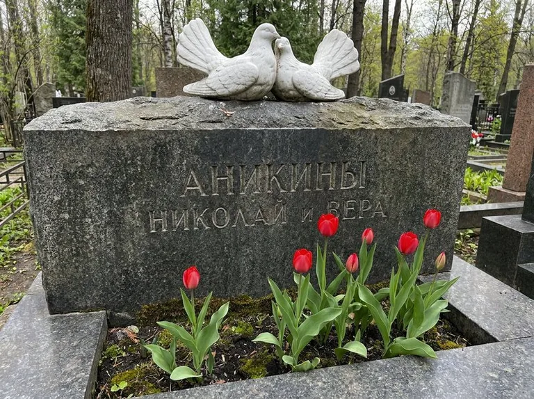 Пара голубей из литьевого мрамора на гранитной плите в Ярославле