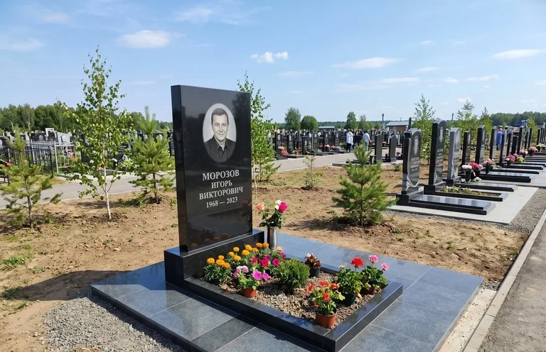Уборка могилы со скамьёй до и после в Ярославле