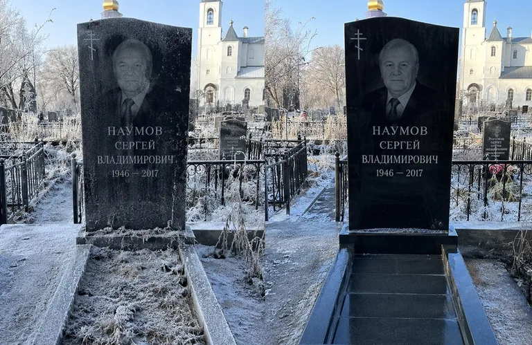 Диптих №18: могила с деревянным крестом и низкой оградкой — выполота трава в Ярославле