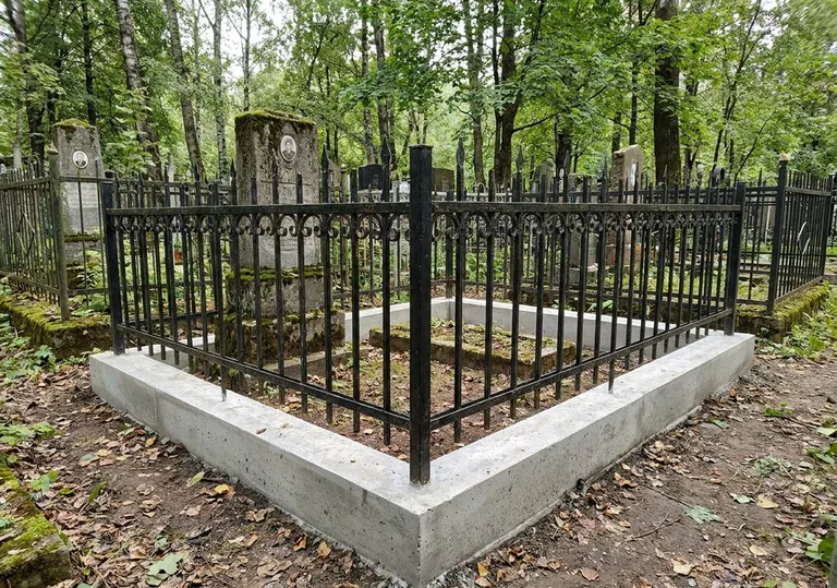 Установка ограды на бетонный поребрик по периметру в Ярославле