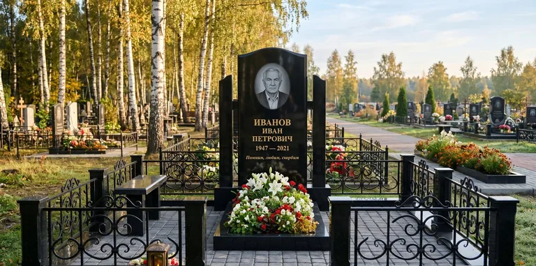 Мемориальный комплекс с цветником и оградой в Ярославле