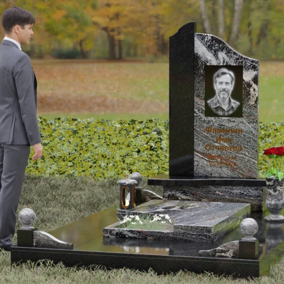 Памятник асимметричной формы с плавными волнами, гранит амфиболит, вид 4
