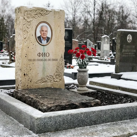 Известняковый памятник в форме скалы с цветами