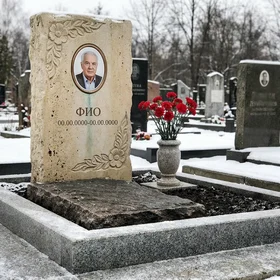 Известняковый памятник в форме скалы с цветами
