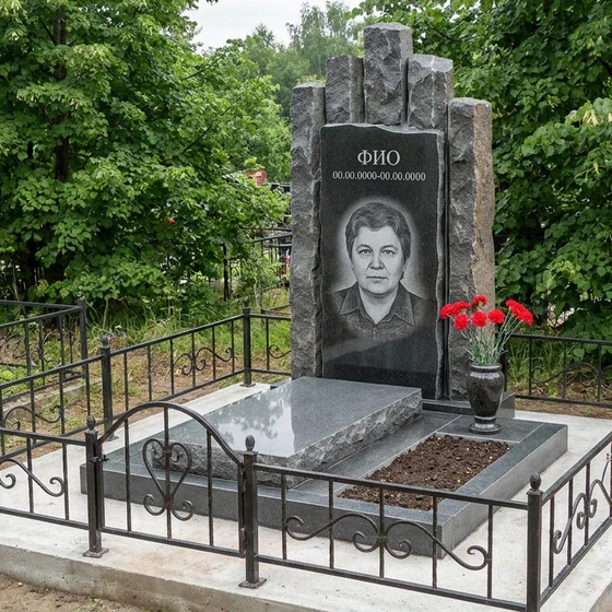 Базальтовый памятник в виде скалы
